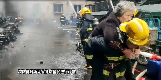 江西赣州飞线充电造成多人被困，12辆电动车被烧毁